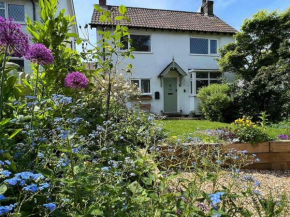 Charming Hedgehog Cottage with EV charger